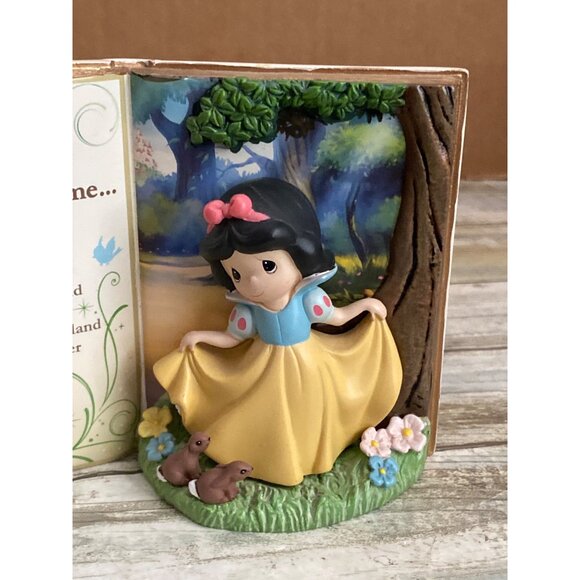 2013 Precious Moments Disney Showcase Snow White Storybook Figurine #134406 - Picture 2 of 13